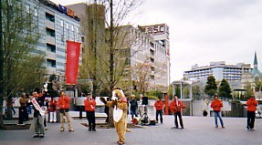 センター南駅前広場　都筑区地元の方々と、赤いジャンパーを着て街頭即席ライブ